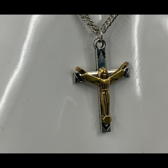 Stainless steel crucifix pendant necklace - Picture 2 of 8